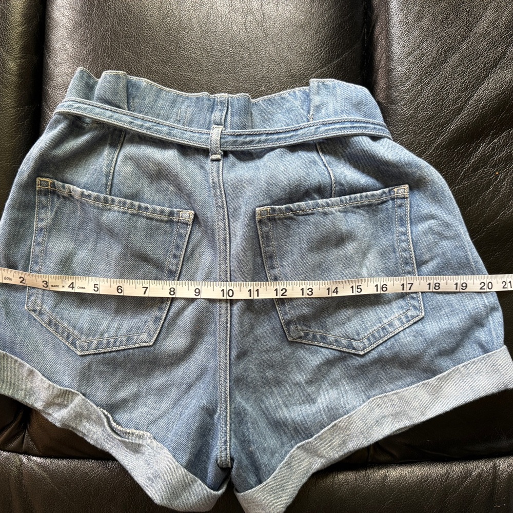 Hollister California Cuffed High-Rise Mom Jean Shorts with Belt | Size 7 - Picture 3 of 5